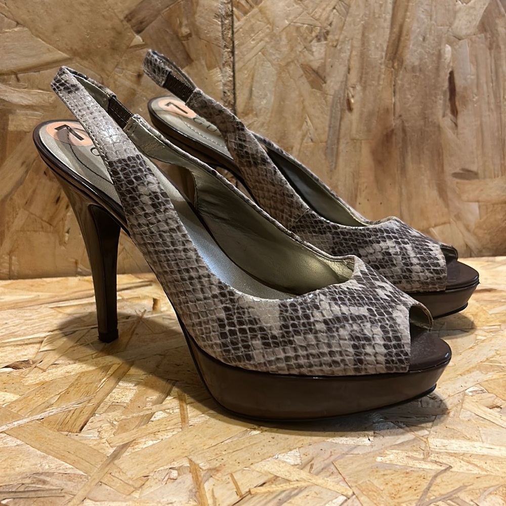 Guess Platform crocodile shoes Size 7